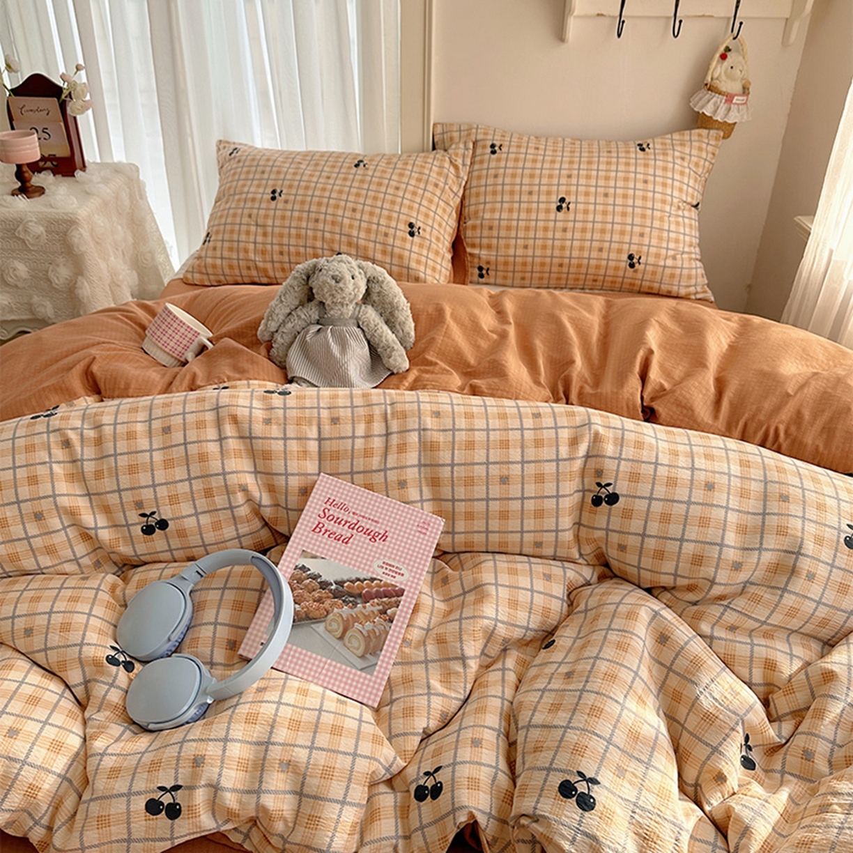 91家纺网 家纺一手货源 找家纺 温眠家纺 2026新款敲可爱的奶呼呼云感双层纱简约四件套系列-超级治愈~ 焦糖樱桃