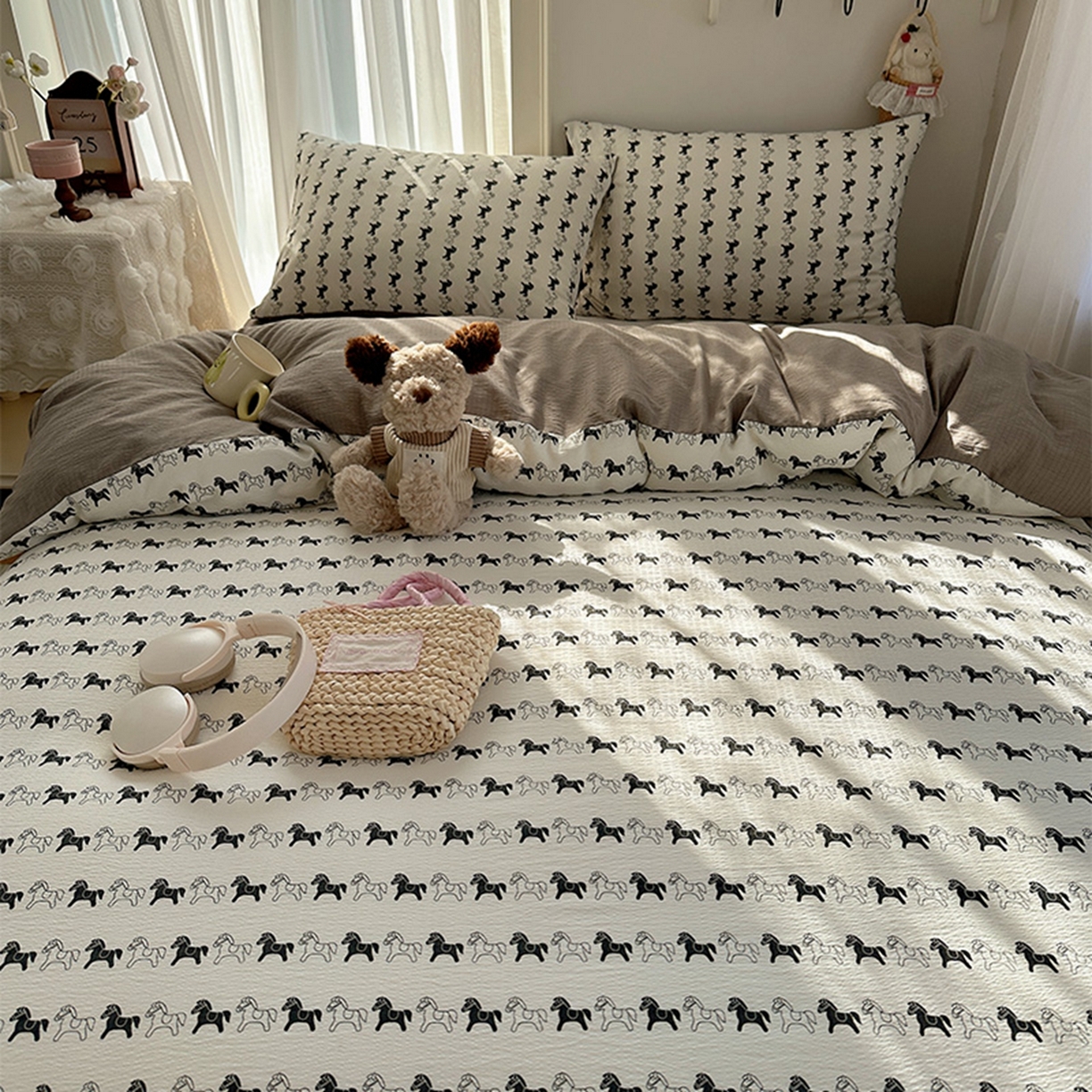 91家纺网 家纺一手货源 找家纺 温眠家纺 2026新款敲可爱的奶呼呼云感双层纱简约四件套系列-超级治愈~ 木马