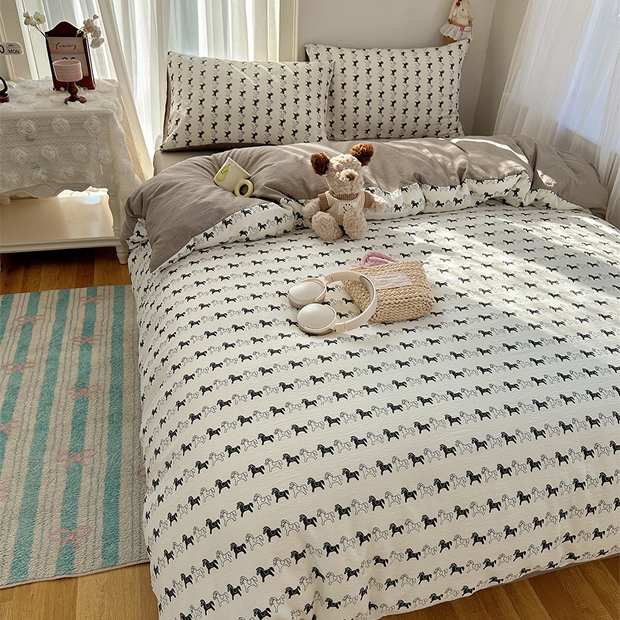 91家纺网 家纺一手货源 找家纺 温眠家纺 2026新款敲可爱的奶呼呼云感双层纱简约四件套系列-超级治愈~ 木马