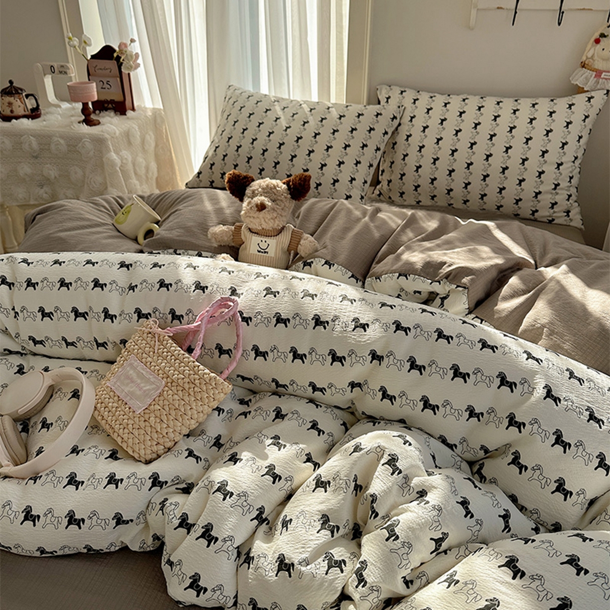 91家纺网 家纺一手货源 找家纺 温眠家纺 2026新款敲可爱的奶呼呼云感双层纱简约四件套系列-超级治愈~ 木马