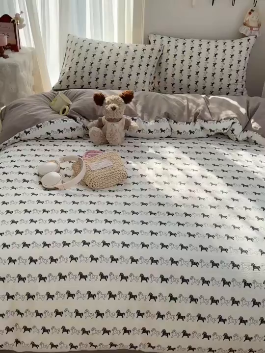 91家纺网 家纺一手货源 找家纺 温眠家纺 2026新款敲可爱的奶呼呼云感双层纱简约四件套系列-超级治愈~ 木马