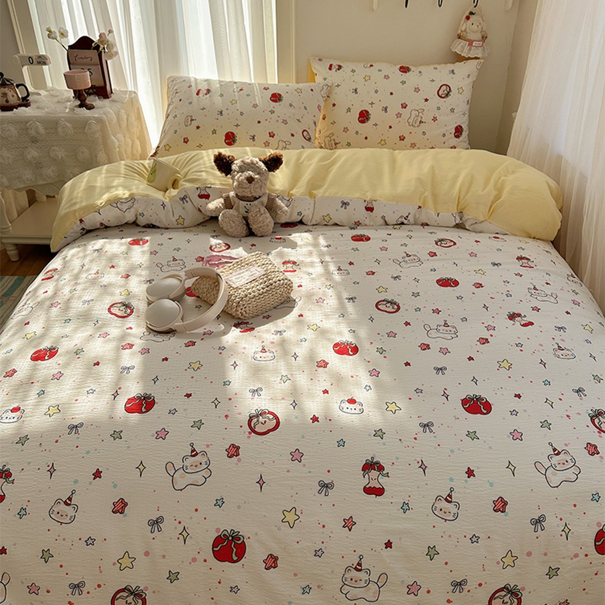 91家纺网 家纺一手货源 找家纺 温眠家纺 2026新款敲可爱的奶呼呼云感双层纱简约四件套系列-超级治愈~ 苹果小怪