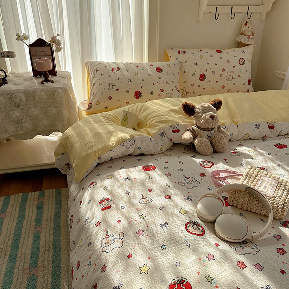 91家纺网 家纺一手货源 找家纺 温眠家纺 2026新款敲可爱的奶呼呼云感双层纱简约四件套系列-超级治愈~ 苹果小怪