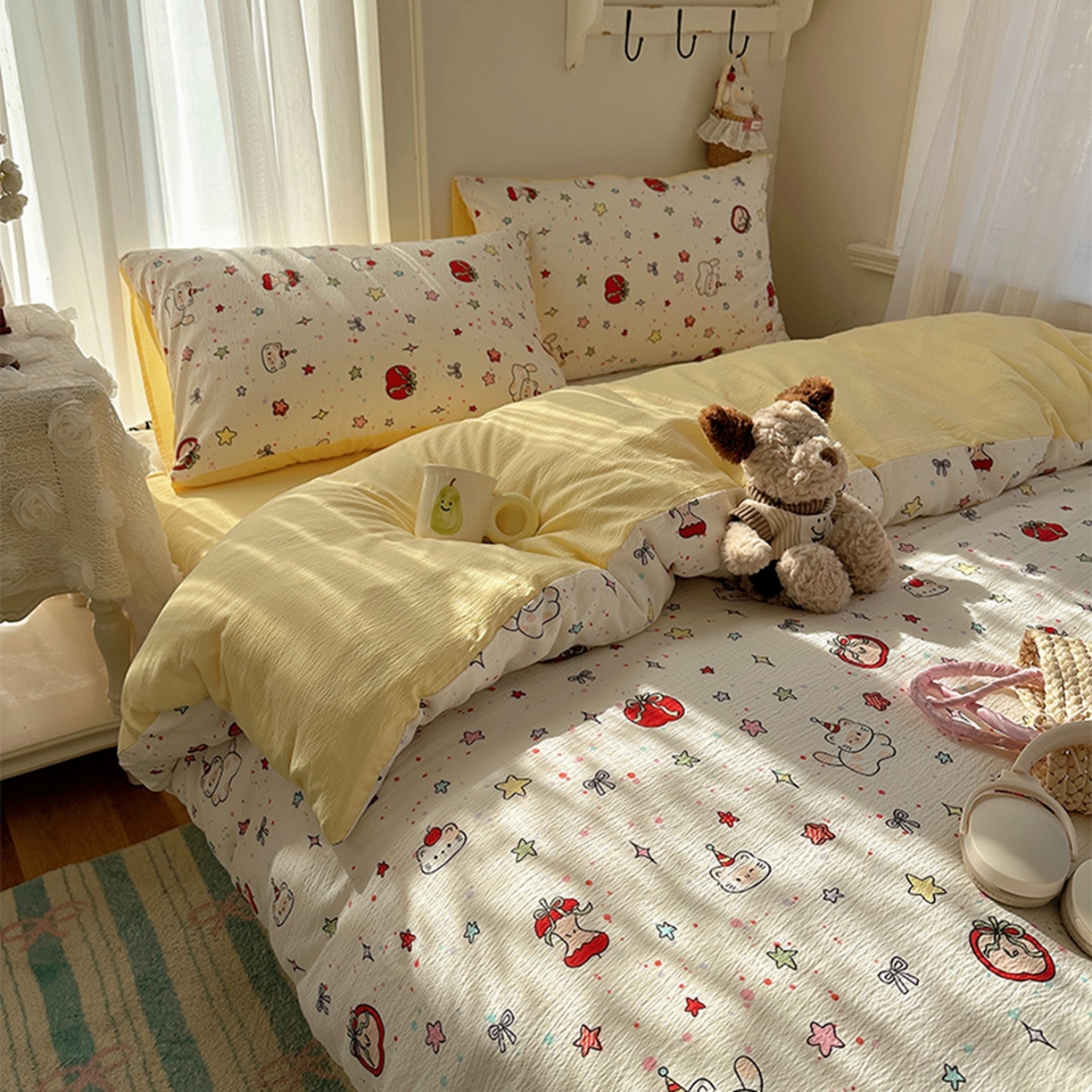 91家纺网 家纺一手货源 找家纺 温眠家纺 2026新款敲可爱的奶呼呼云感双层纱简约四件套系列-超级治愈~ 苹果小怪