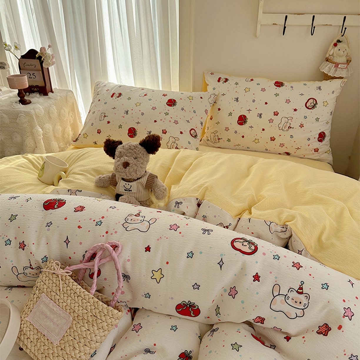 91家纺网 家纺一手货源 找家纺 温眠家纺 2026新款敲可爱的奶呼呼云感双层纱简约四件套系列-超级治愈~ 苹果小怪