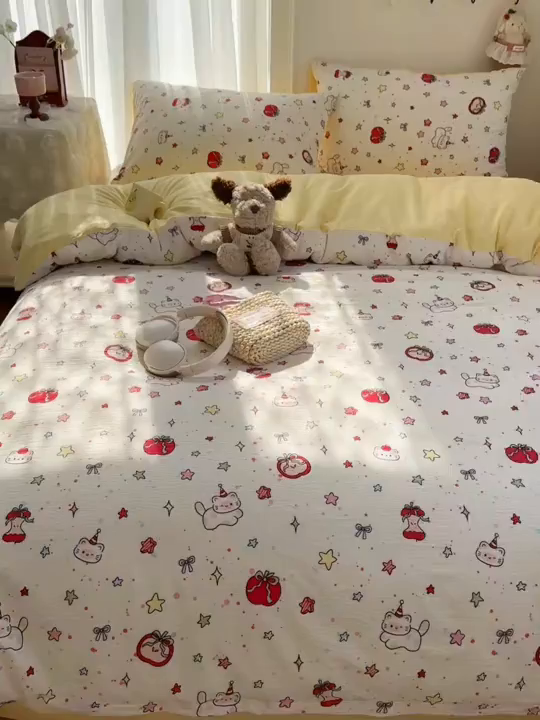 91家纺网 家纺一手货源 找家纺 温眠家纺 2026新款敲可爱的奶呼呼云感双层纱简约四件套系列-超级治愈~ 苹果小怪