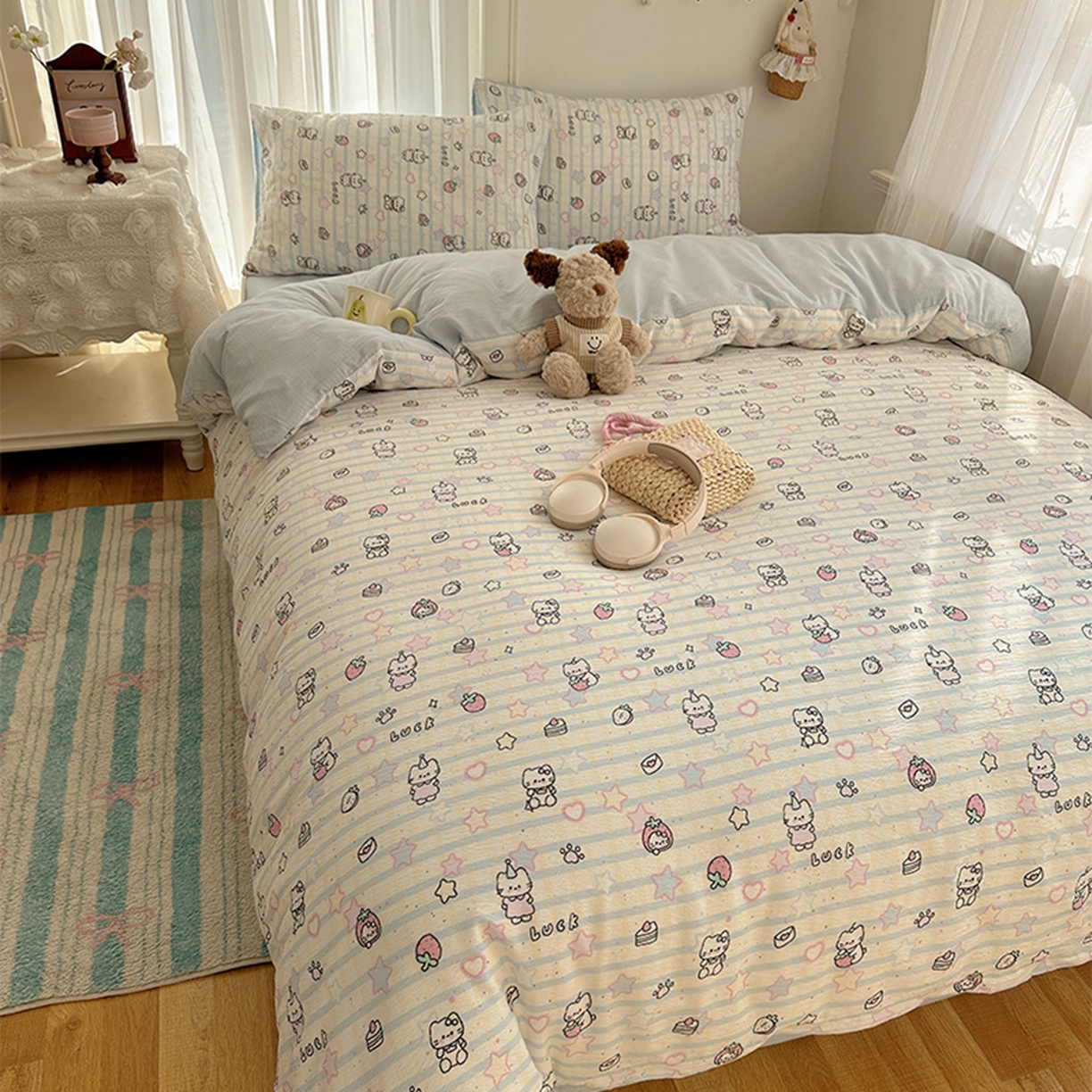 91家纺网 家纺一手货源 找家纺 温眠家纺 2026新款敲可爱的奶呼呼云感双层纱简约四件套系列-超级治愈~ 切块草莓猫