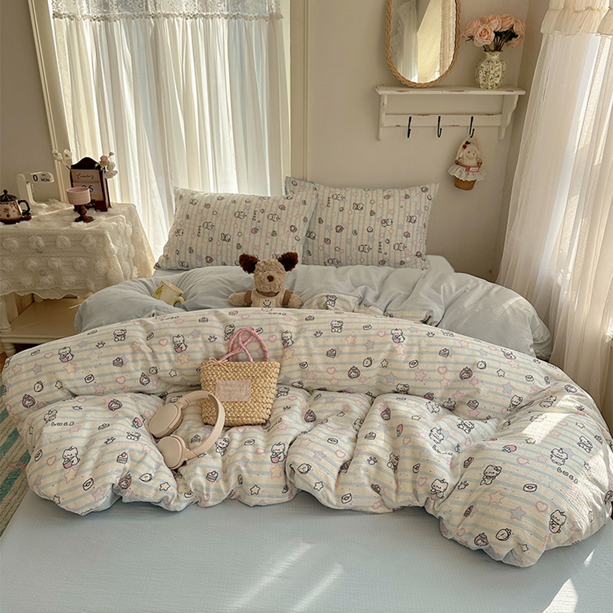 91家纺网 家纺一手货源 找家纺 温眠家纺 2026新款敲可爱的奶呼呼云感双层纱简约四件套系列-超级治愈~ 切块草莓猫