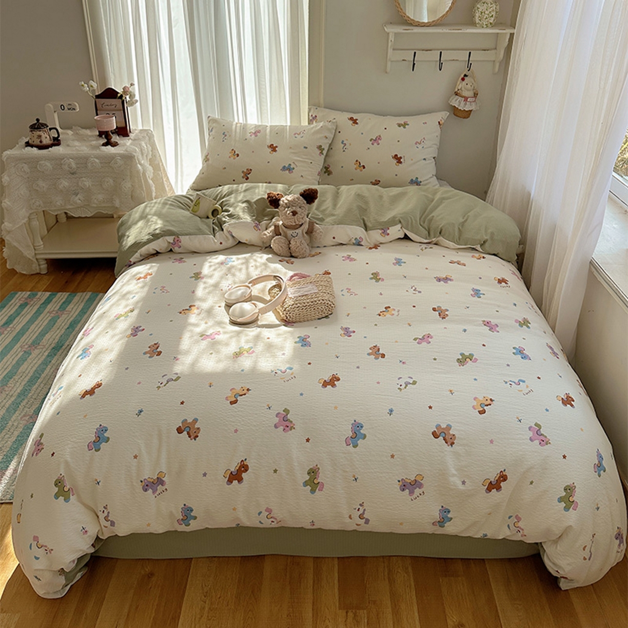 91家纺网 家纺一手货源 找家纺 温眠家纺 2026新款敲可爱的奶呼呼云感双层纱简约四件套系列-超级治愈~ 童年木马