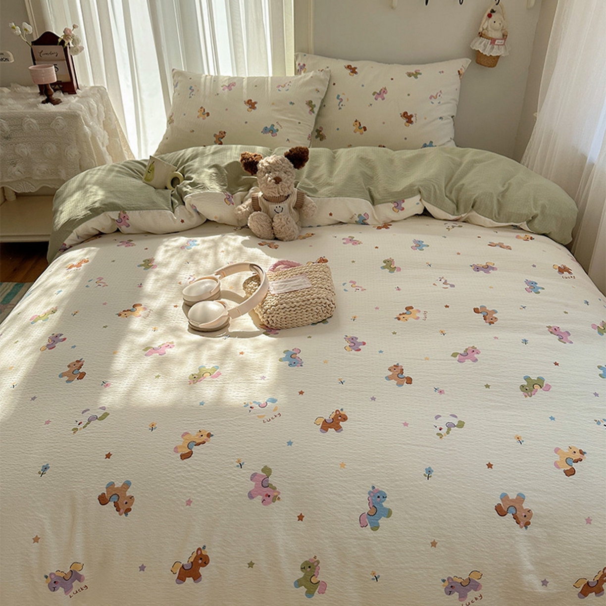 91家纺网 家纺一手货源 找家纺 温眠家纺 2026新款敲可爱的奶呼呼云感双层纱简约四件套系列-超级治愈~ 童年木马