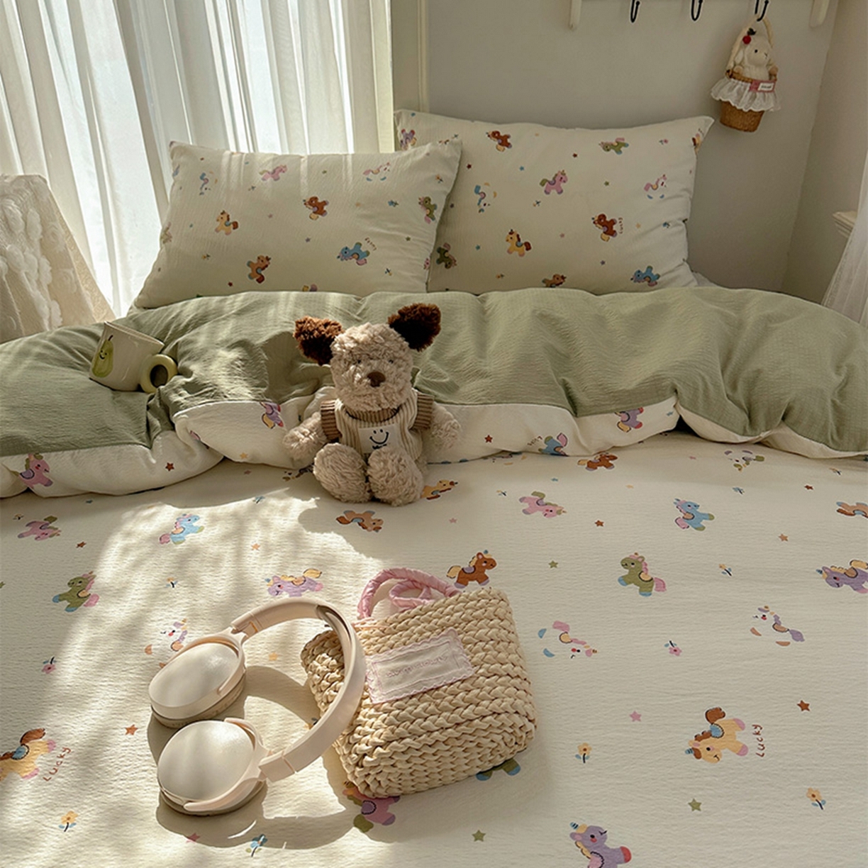 91家纺网 家纺一手货源 找家纺 温眠家纺 2026新款敲可爱的奶呼呼云感双层纱简约四件套系列-超级治愈~ 童年木马