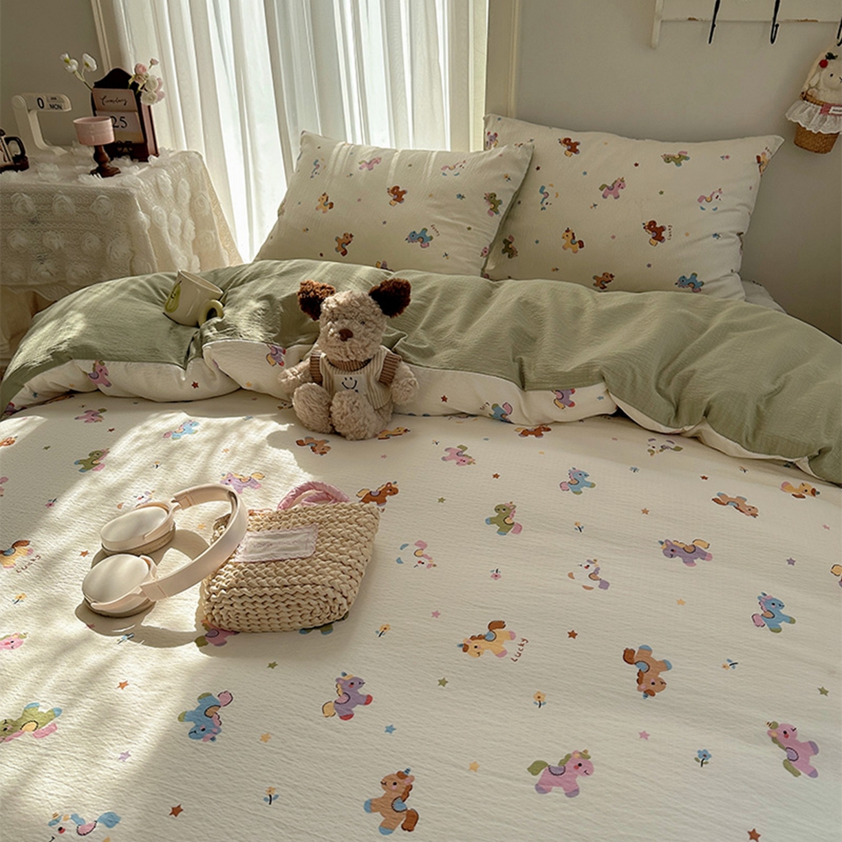 91家纺网 家纺一手货源 找家纺 温眠家纺 2026新款敲可爱的奶呼呼云感双层纱简约四件套系列-超级治愈~ 童年木马