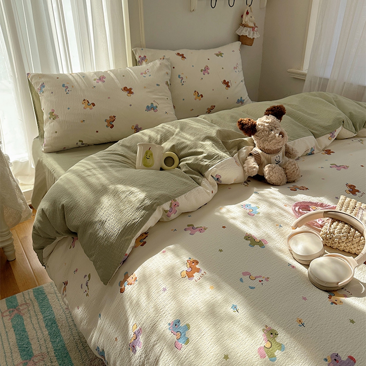 91家纺网 家纺一手货源 找家纺 温眠家纺 2026新款敲可爱的奶呼呼云感双层纱简约四件套系列-超级治愈~ 童年木马