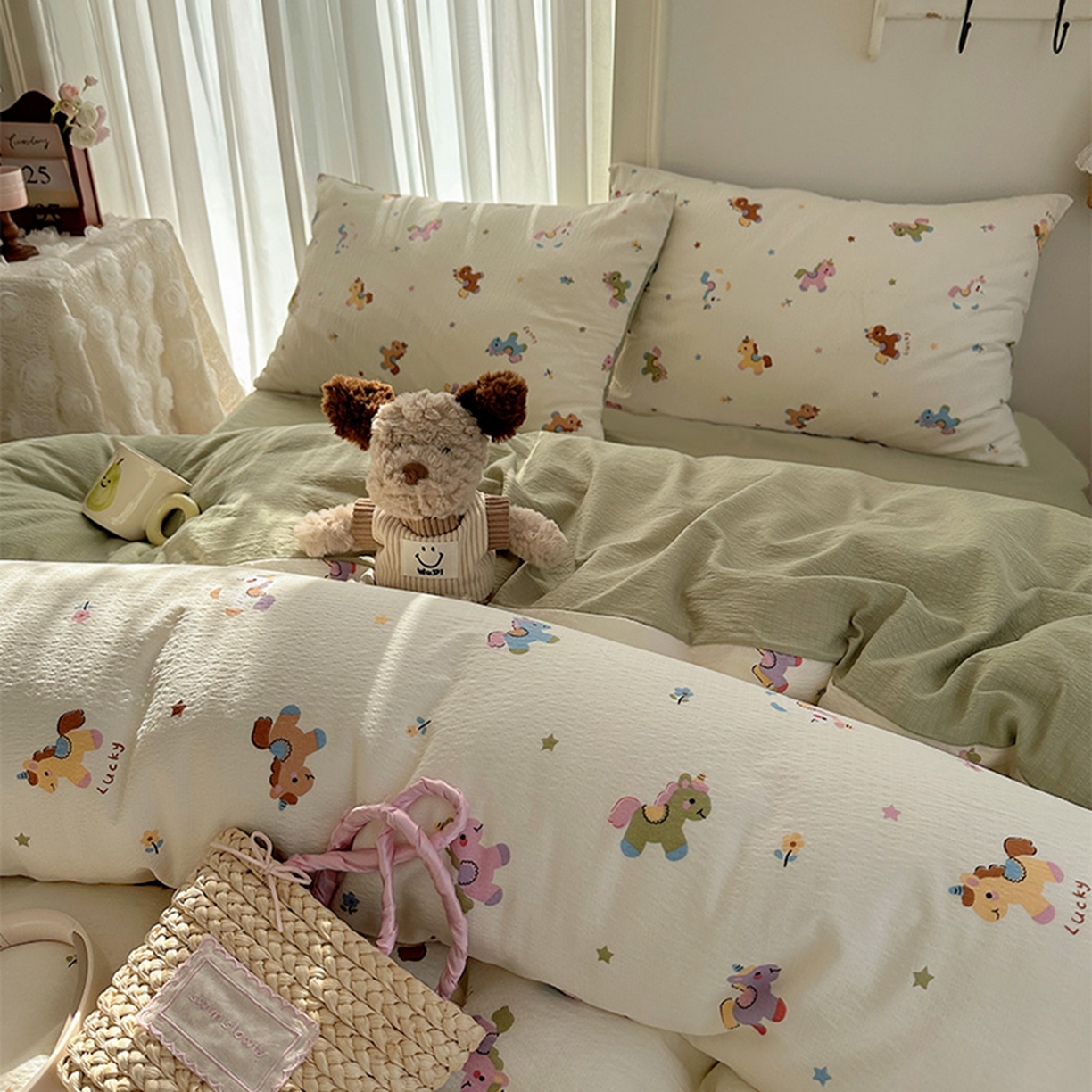 91家纺网 家纺一手货源 找家纺 温眠家纺 2026新款敲可爱的奶呼呼云感双层纱简约四件套系列-超级治愈~ 童年木马