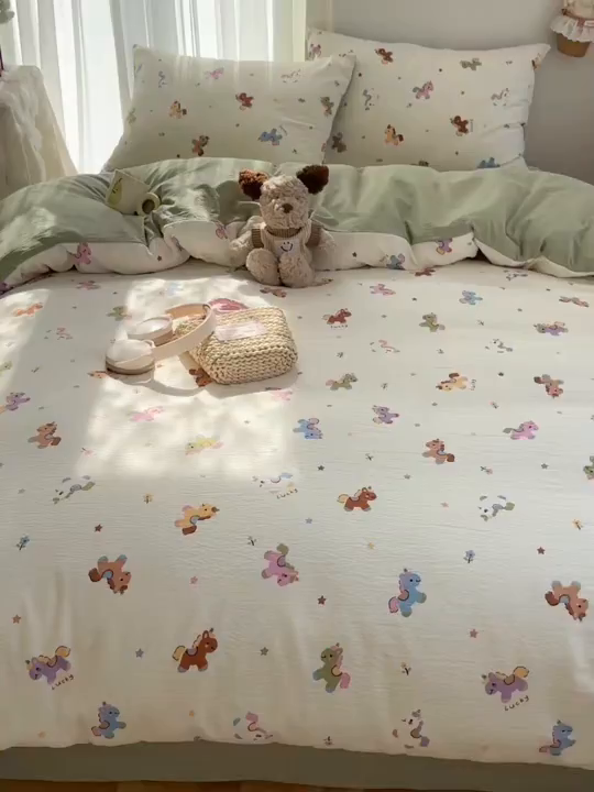 91家纺网 家纺一手货源 找家纺 温眠家纺 2026新款敲可爱的奶呼呼云感双层纱简约四件套系列-超级治愈~ 童年木马