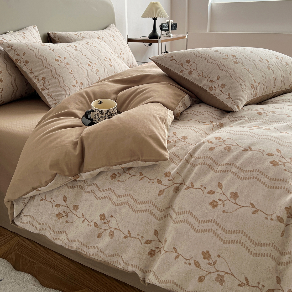 91家纺网 家纺一手货源 找家纺 锦彩家居 2026新款全棉色织大提花四件套-南法假日系列（提供买家秀） 洛川-咖