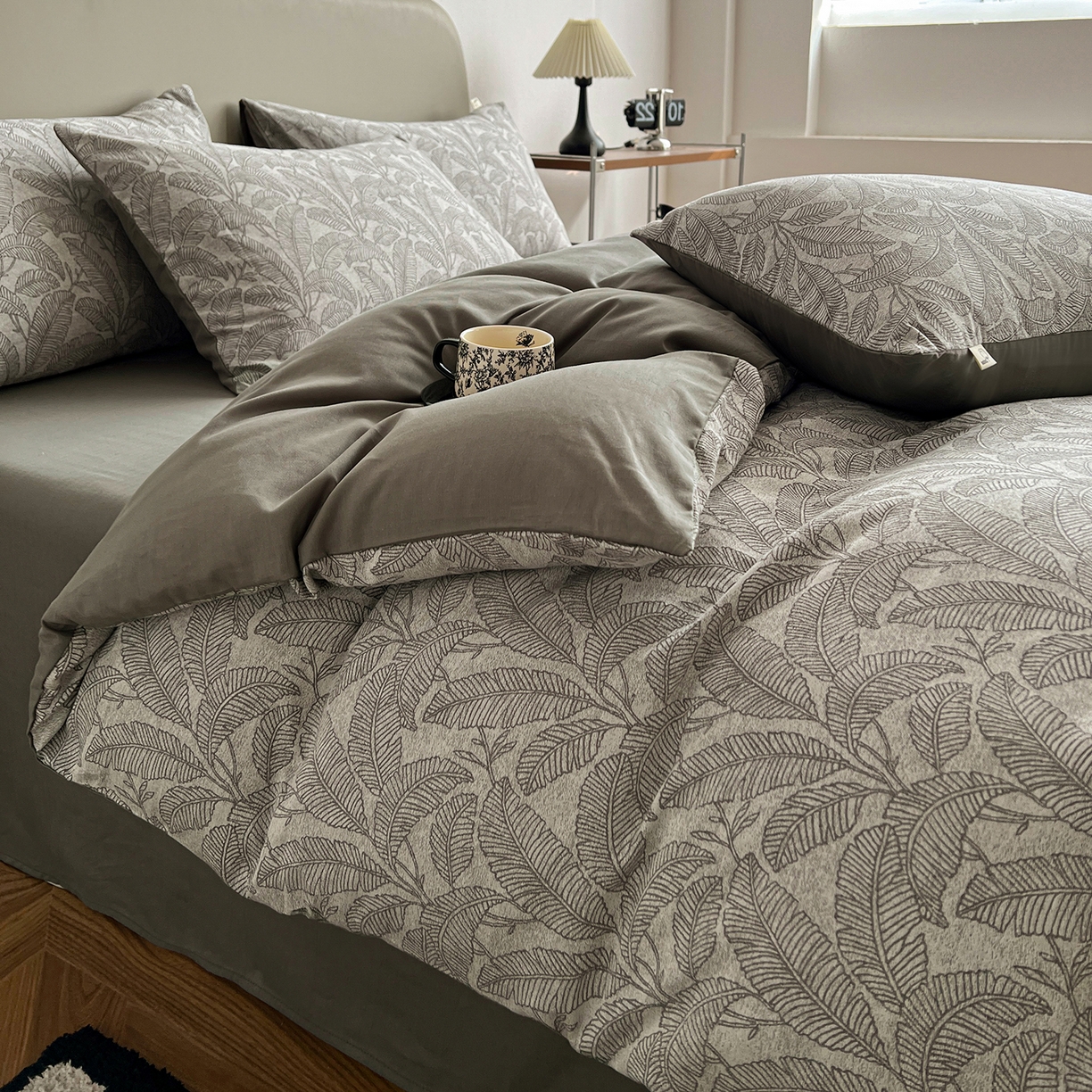 91家纺网 家纺一手货源 找家纺 锦彩家居 2026新款全棉色织大提花四件套-南法假日系列（提供买家秀） 叶茂-灰