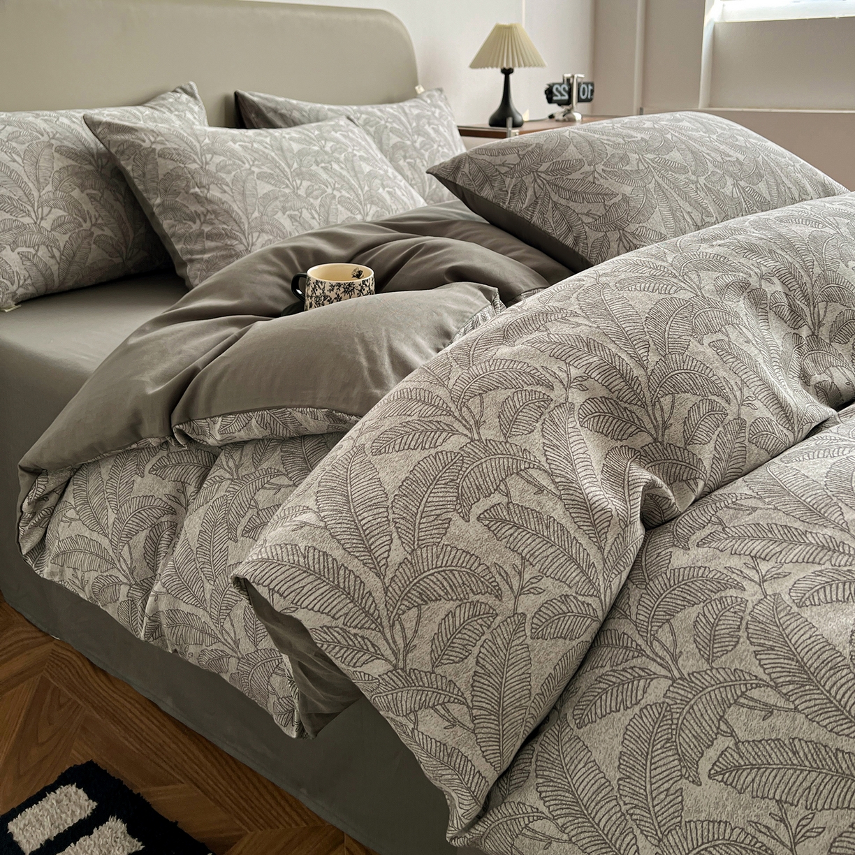 91家纺网 家纺一手货源 找家纺 锦彩家居 2026新款全棉色织大提花四件套-南法假日系列（提供买家秀） 叶茂-灰