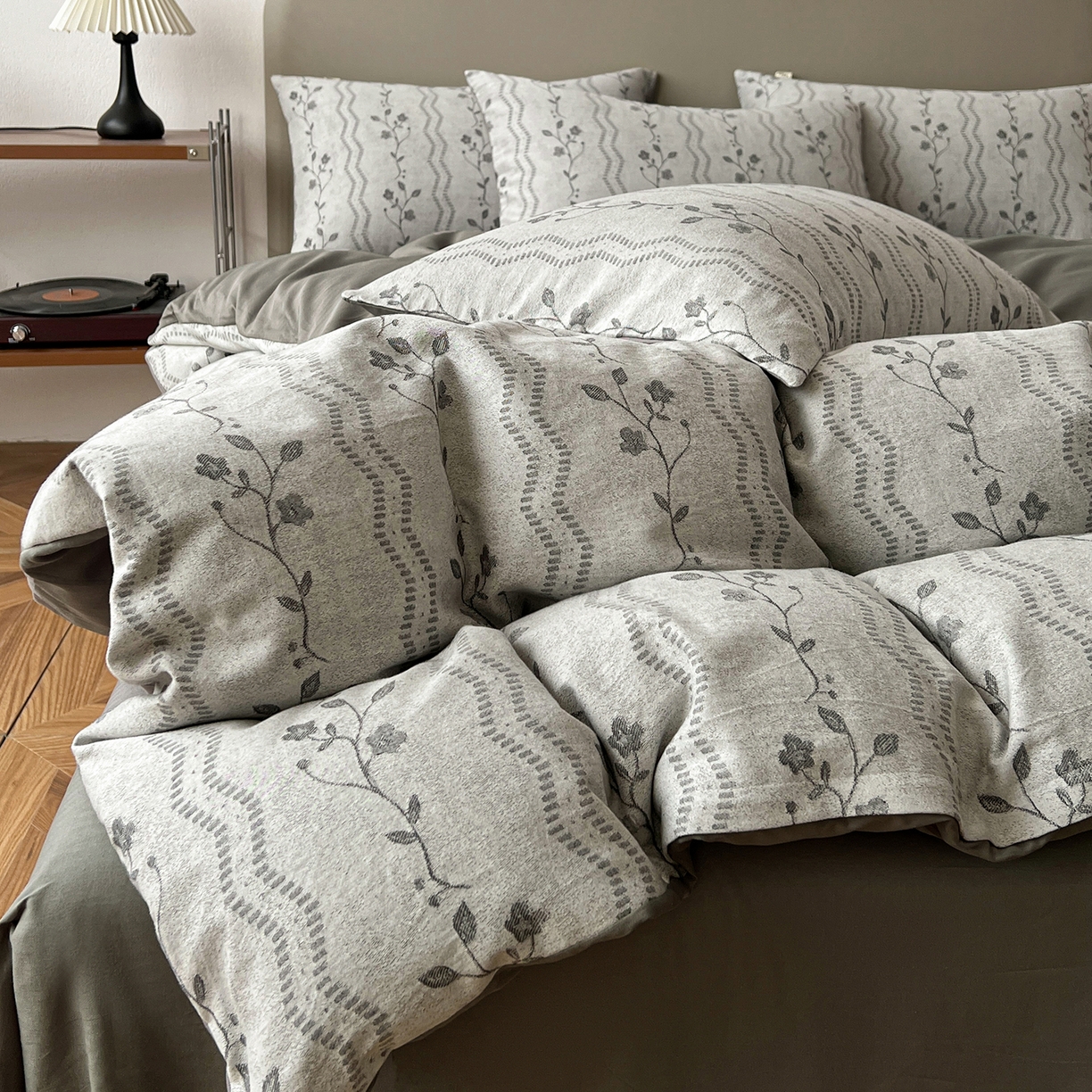 91家纺网 家纺一手货源 找家纺 锦彩家居 2026新款全棉色织大提花四件套-南法假日系列（提供买家秀） 洛川-灰