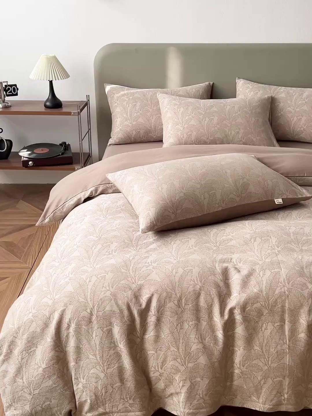 91家纺网 家纺一手货源 找家纺 锦彩家居 2026新款全棉色织大提花四件套-南法假日系列（提供买家秀） 叶茂-咖