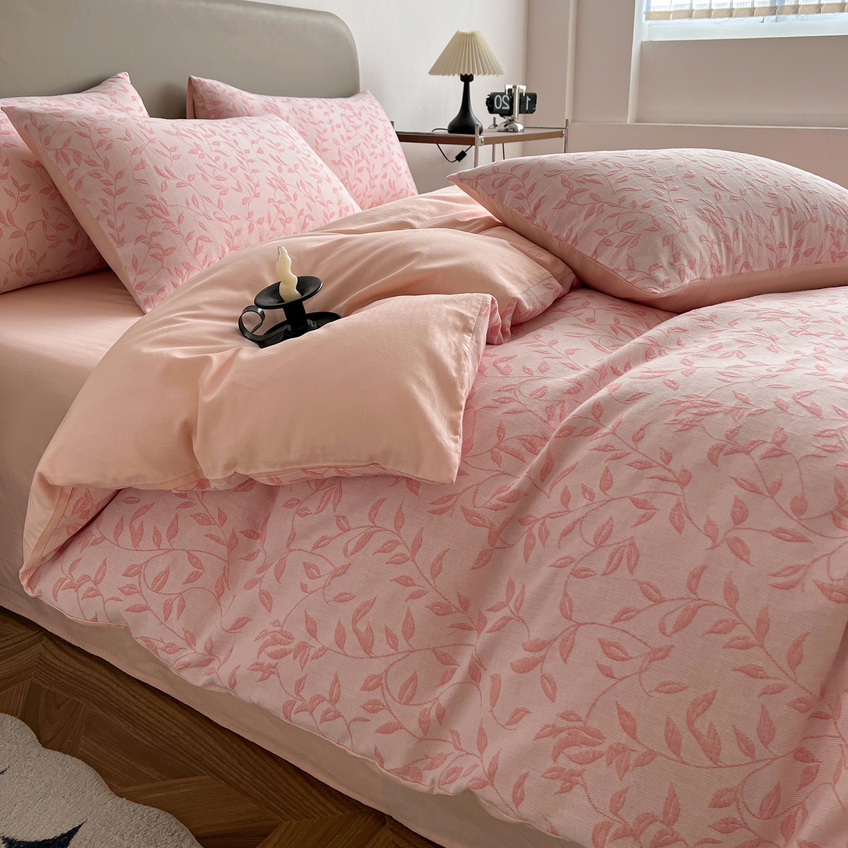 91家纺网 家纺一手货源 找家纺 锦彩家居 2026新款全棉色织三层大提花四件套-花漫辞系列（提供买家秀） 罗蔓-粉