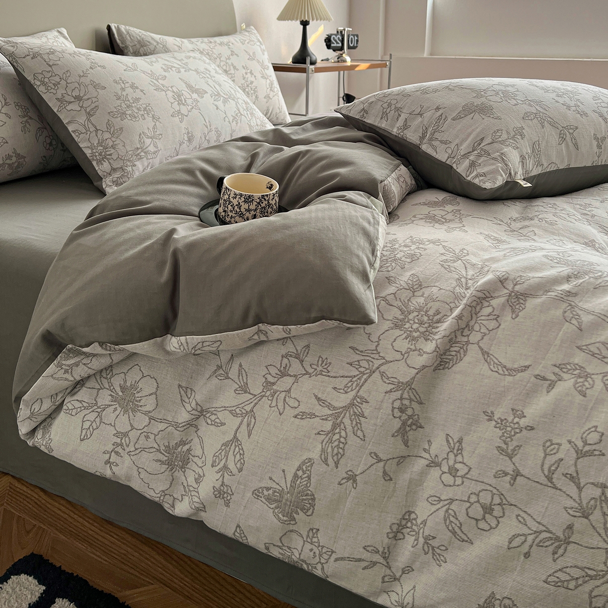 91家纺网 家纺一手货源 找家纺 锦彩家居 2026新款全棉色织三层大提花四件套-花漫辞系列（提供买家秀） 繁花-灰