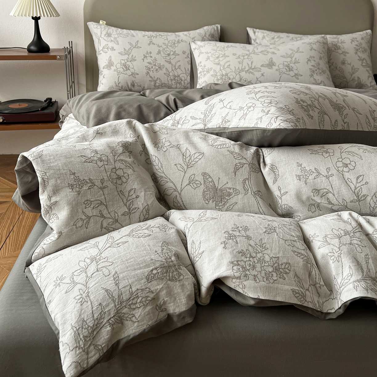 91家纺网 家纺一手货源 找家纺 锦彩家居 2026新款全棉色织三层大提花四件套-花漫辞系列（提供买家秀） 繁花-灰