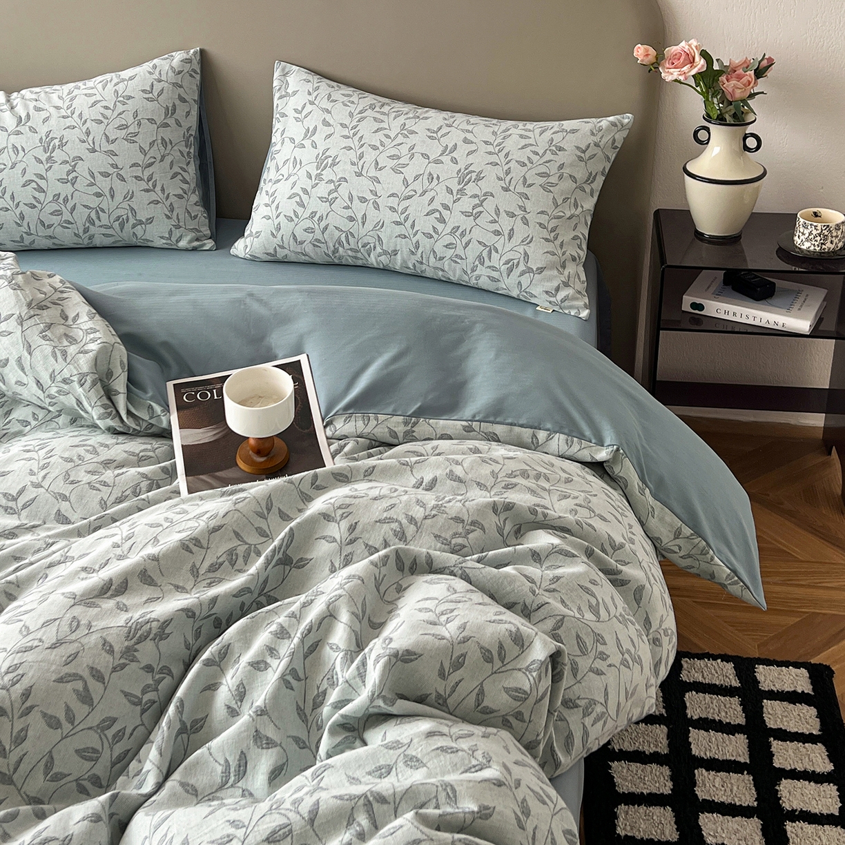 91家纺网 家纺一手货源 找家纺 锦彩家居 2026新款全棉色织三层大提花四件套-花漫辞系列（提供买家秀） 罗蔓-蓝