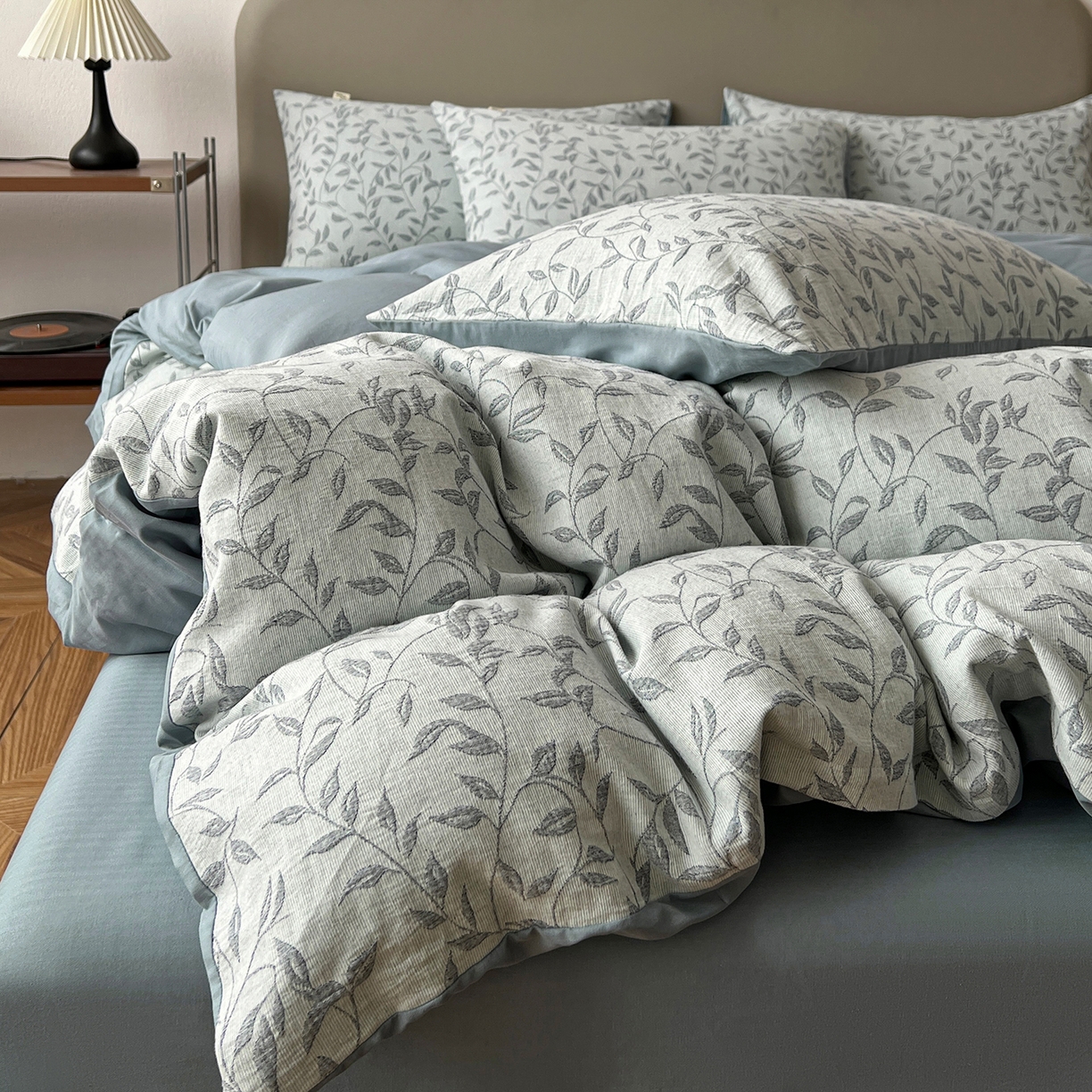 91家纺网 家纺一手货源 找家纺 锦彩家居 2026新款全棉色织三层大提花四件套-花漫辞系列（提供买家秀） 罗蔓-蓝