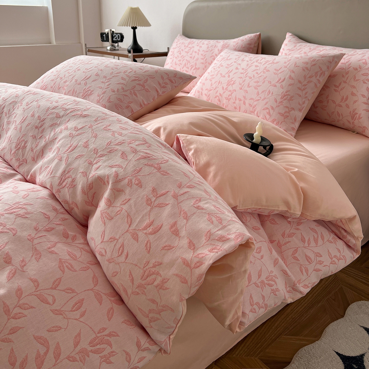 91家纺网 家纺一手货源 找家纺 锦彩家居 2026新款全棉色织三层大提花四件套-花漫辞系列（提供买家秀） 罗蔓-粉