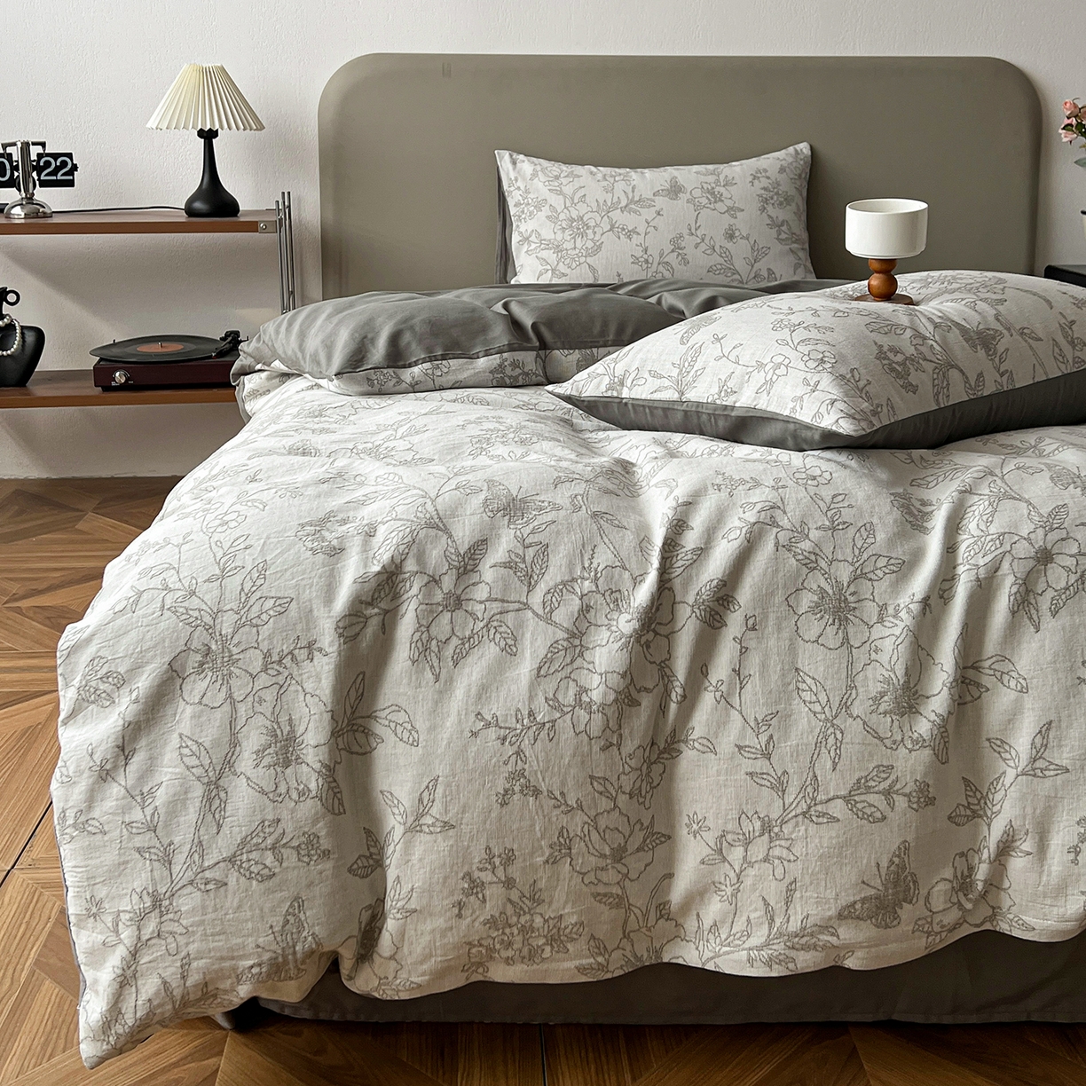 91家纺网 家纺一手货源 找家纺 锦彩家居 2026新款全棉色织三层大提花四件套-花漫辞系列（提供买家秀） 繁花-灰