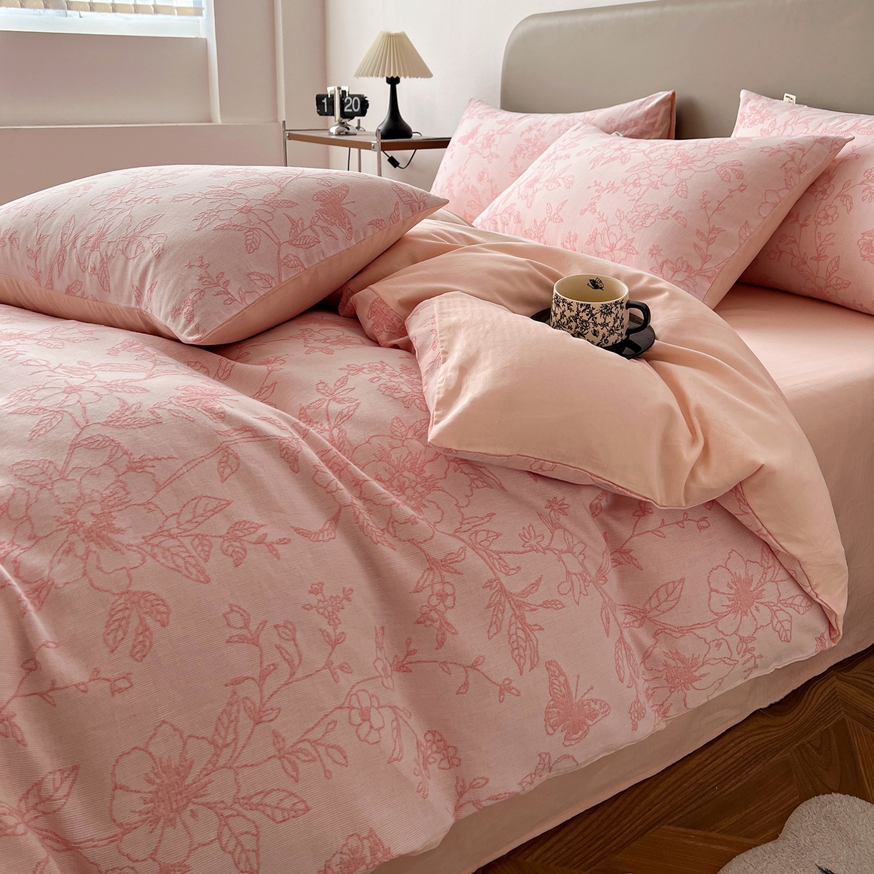 91家纺网 家纺一手货源 找家纺 锦彩家居 2026新款全棉色织三层大提花四件套-花漫辞系列（提供买家秀） 繁花-粉