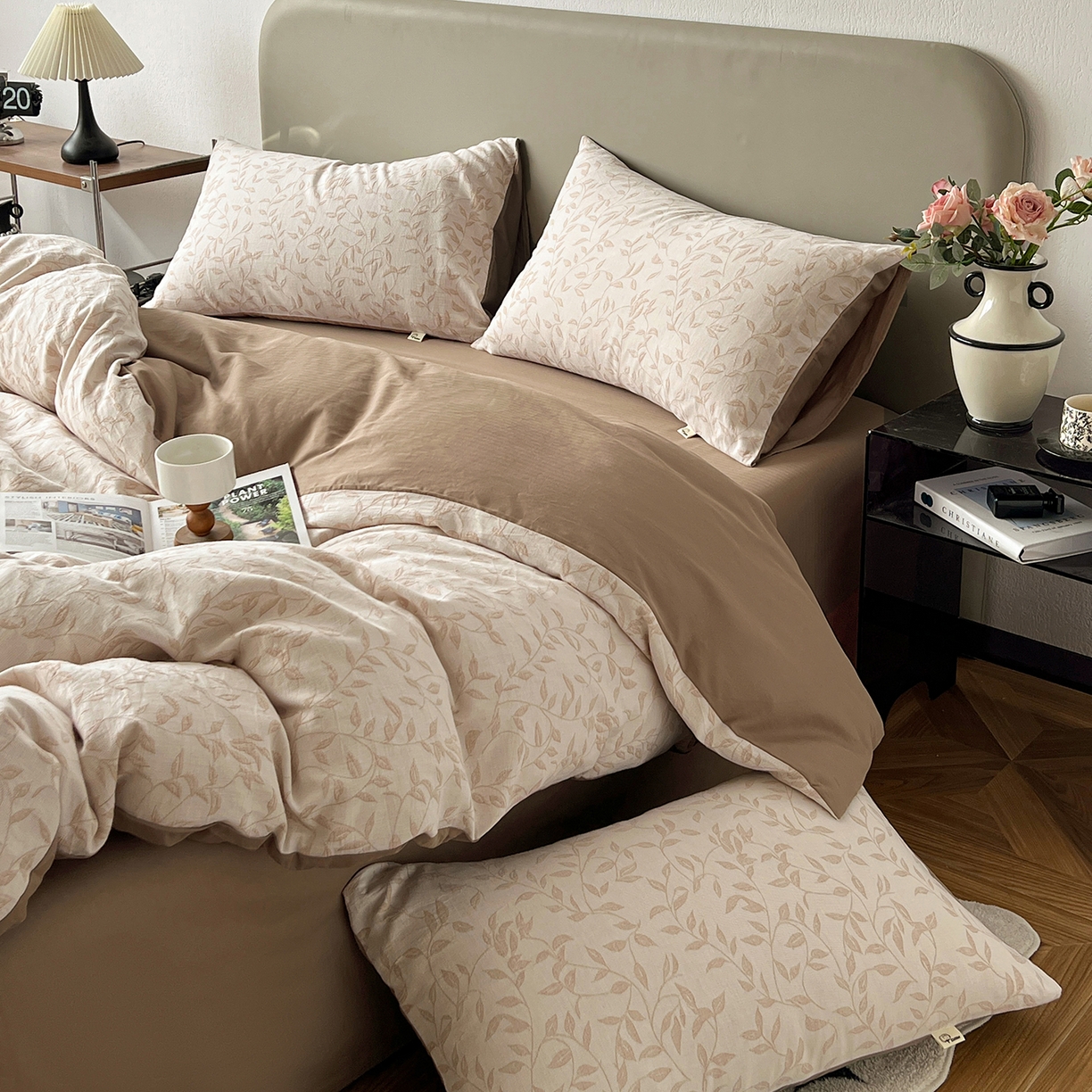 91家纺网 家纺一手货源 找家纺 锦彩家居 2026新款全棉色织三层大提花四件套-花漫辞系列（提供买家秀） 罗蔓-咖