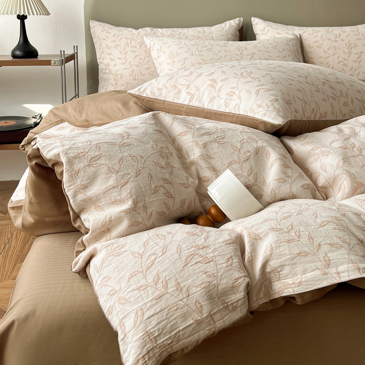 91家纺网 家纺一手货源 找家纺 锦彩家居 2026新款全棉色织三层大提花四件套-花漫辞系列（提供买家秀） 罗蔓-咖