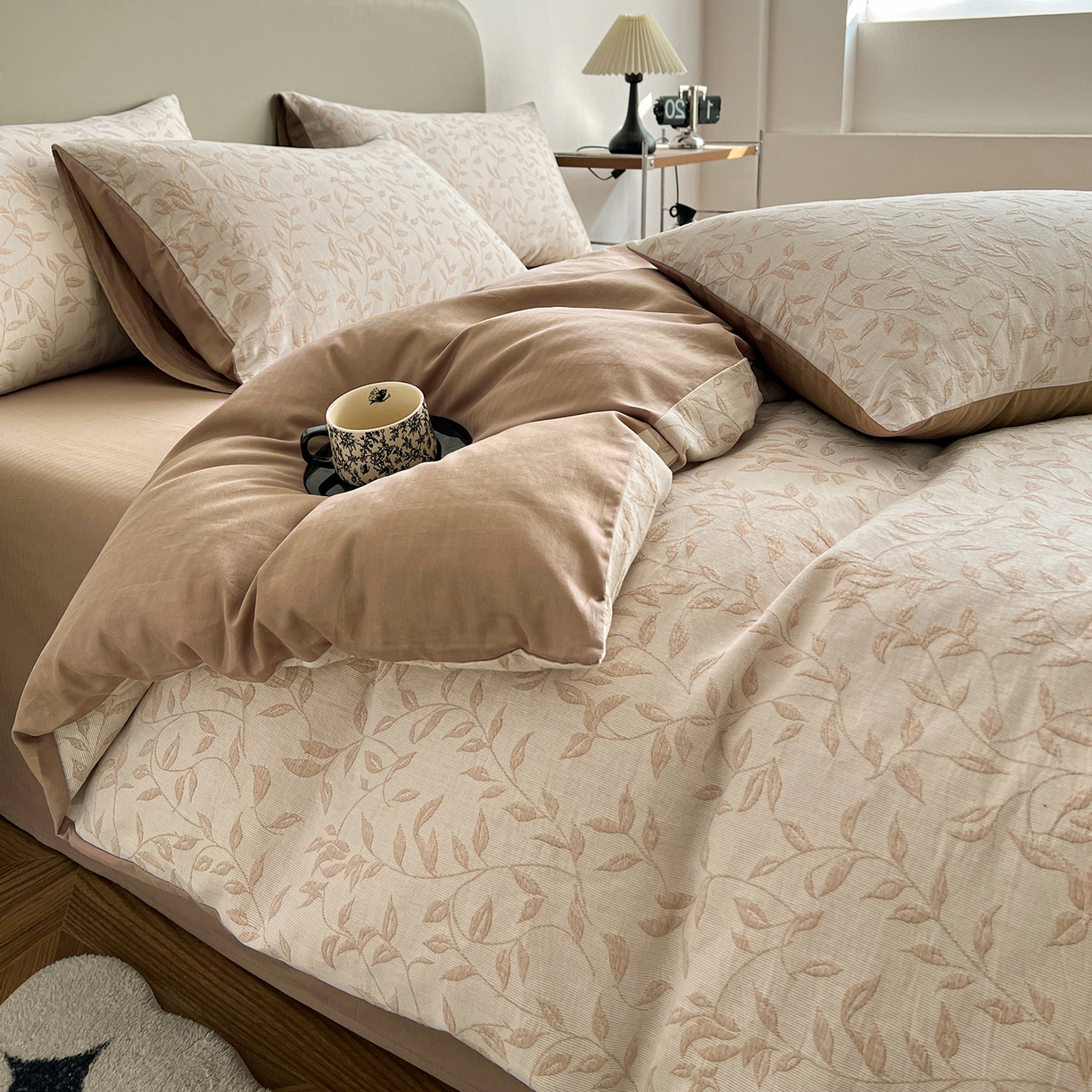 91家纺网 家纺一手货源 找家纺 锦彩家居 2026新款全棉色织三层大提花四件套-花漫辞系列（提供买家秀） 罗蔓-咖