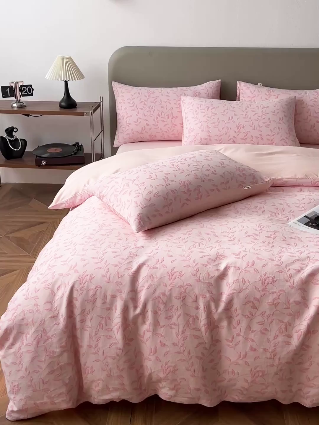 91家纺网 家纺一手货源 找家纺 锦彩家居 2026新款全棉色织三层大提花四件套-花漫辞系列（提供买家秀） 罗蔓-粉