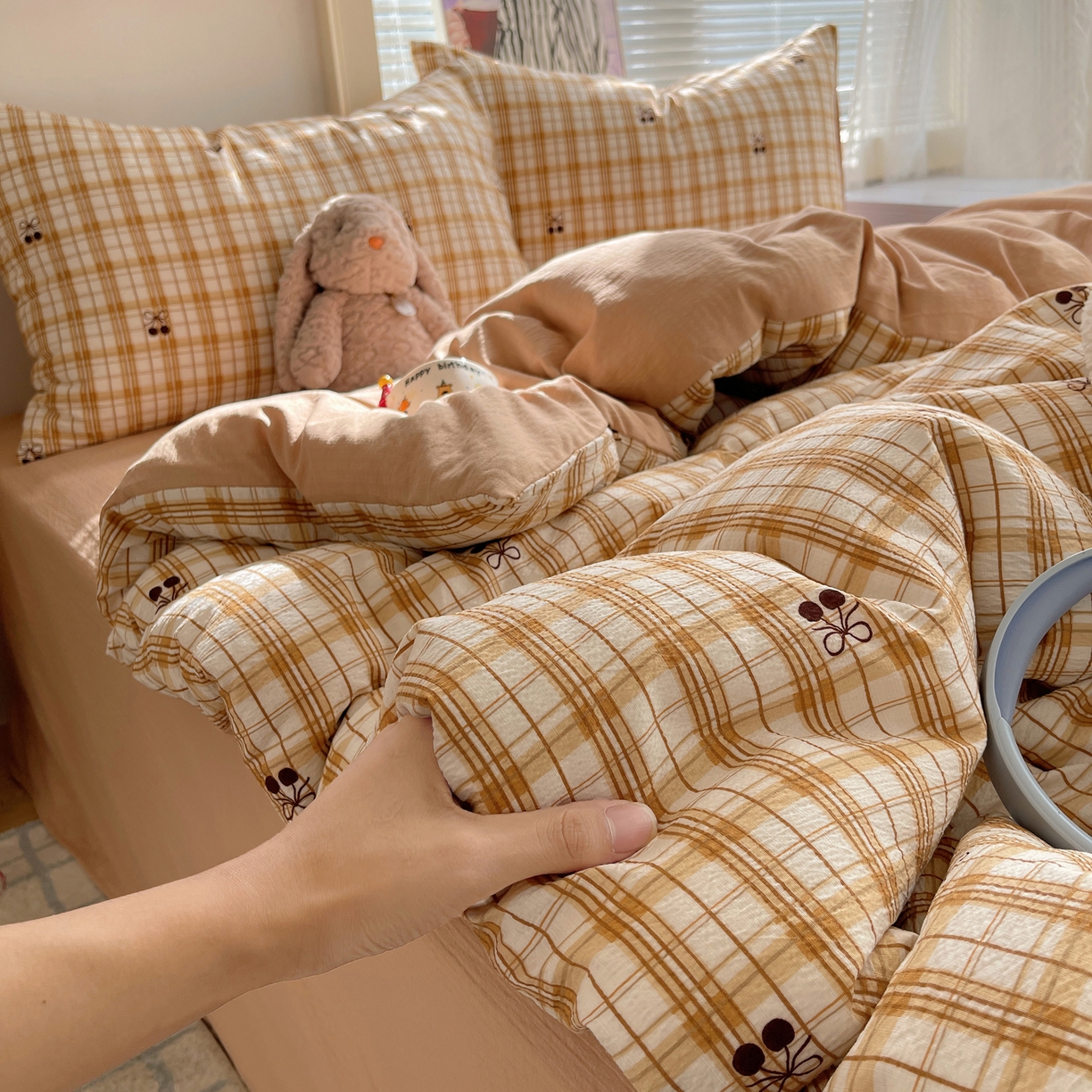 91家纺网 家纺一手货源 找家纺 繁花家居 2026新款木棉双层纱四件套 焦糖格樱1