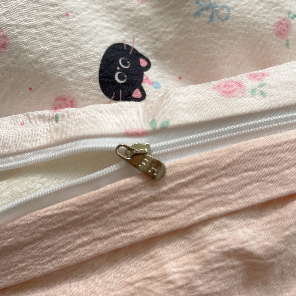 91家纺网 家纺一手货源 找家纺 繁花家居 2026新款木棉双层纱四件套 蔷薇黑猫