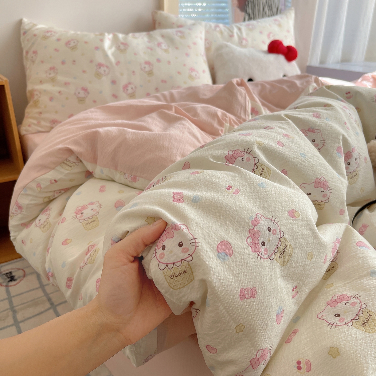 91家纺网 家纺一手货源 找家纺 繁花家居 2026新款木棉双层纱四件套 甜筒小猫-米