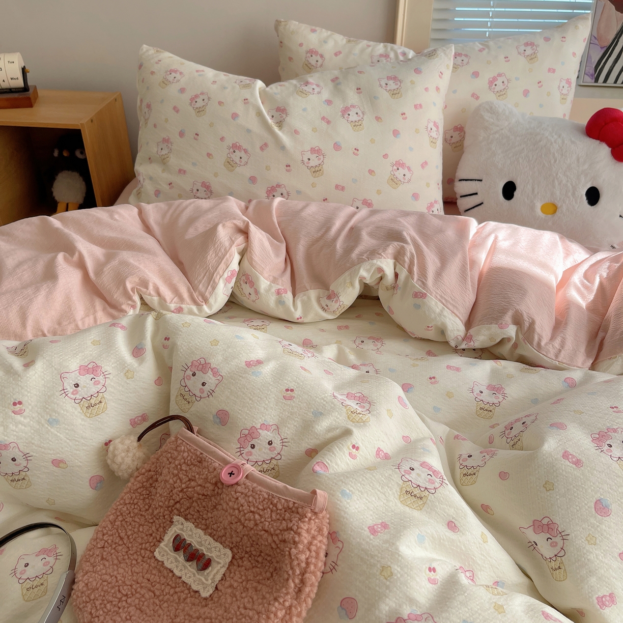 91家纺网 家纺一手货源 找家纺 繁花家居 2026新款木棉双层纱四件套 甜筒小猫-米