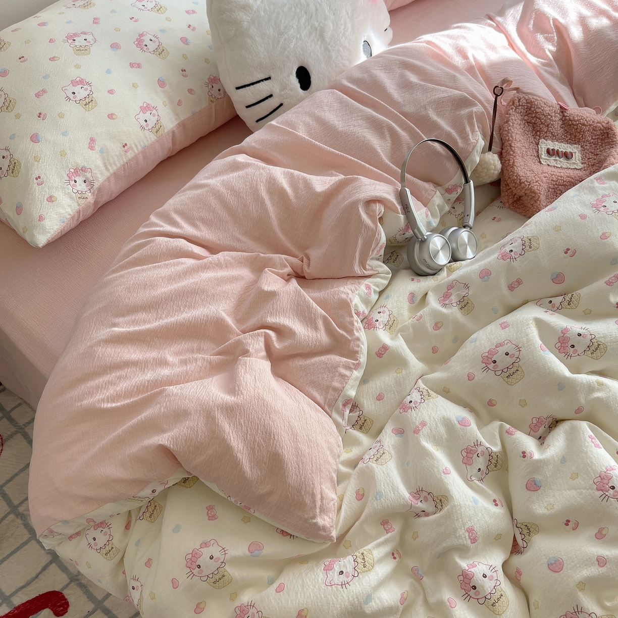 91家纺网 家纺一手货源 找家纺 繁花家居 2026新款木棉双层纱四件套 甜筒小猫-米