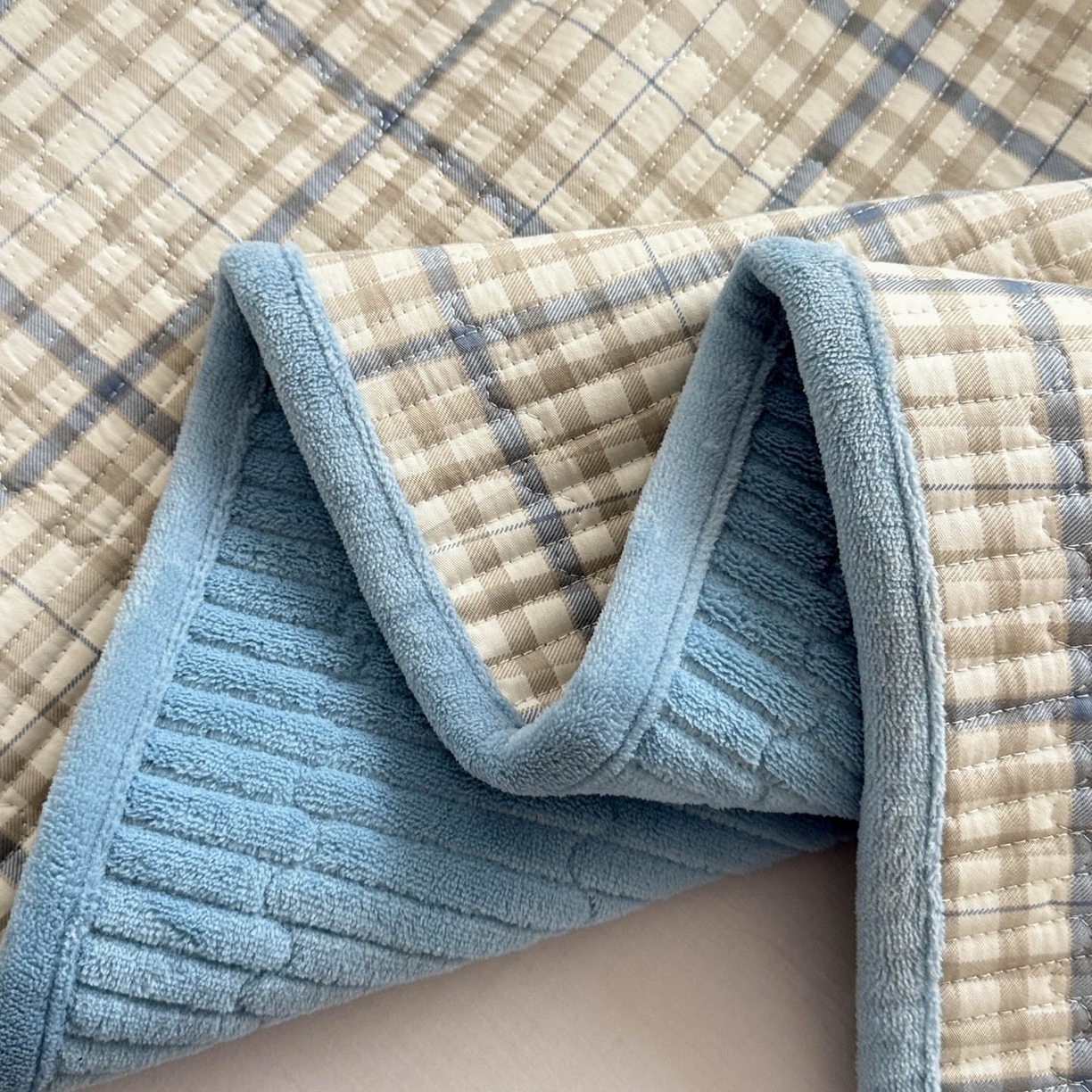 91家纺网 家纺一手货源 找家纺 恒尚居 2026新款纯棉牛奶绒双拼床垫双面两用床褥垫夹棉床盖床褥垫-冬款四季通用-系列一 大格蓝灰【A纯棉-B牛奶绒】