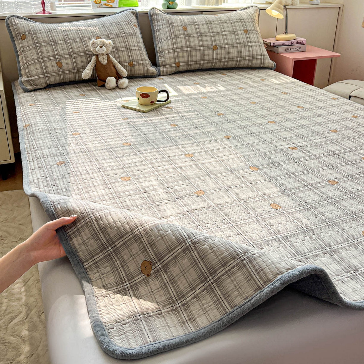 91家纺网 家纺一手货源 找家纺 恒尚居 2026新款纯棉牛奶绒双拼床垫双面两用床褥垫夹棉床盖床褥垫-冬款四季通用-系列一 米熊格【A纯棉-B牛奶绒】