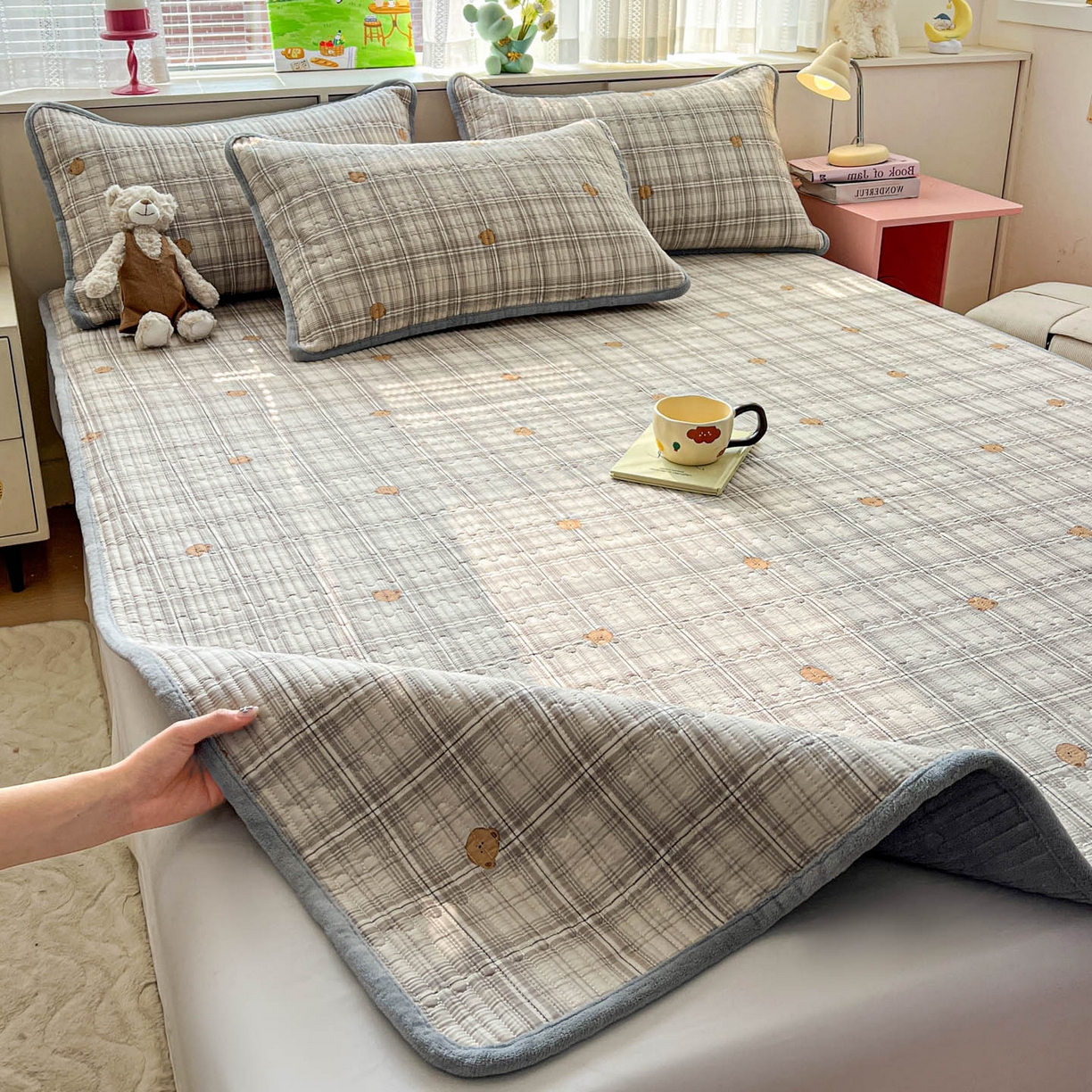 91家纺网 家纺一手货源 找家纺 恒尚居 2026新款纯棉牛奶绒双拼床垫双面两用床褥垫夹棉床盖床褥垫-冬款四季通用-系列一 米熊格【A纯棉-B牛奶绒】