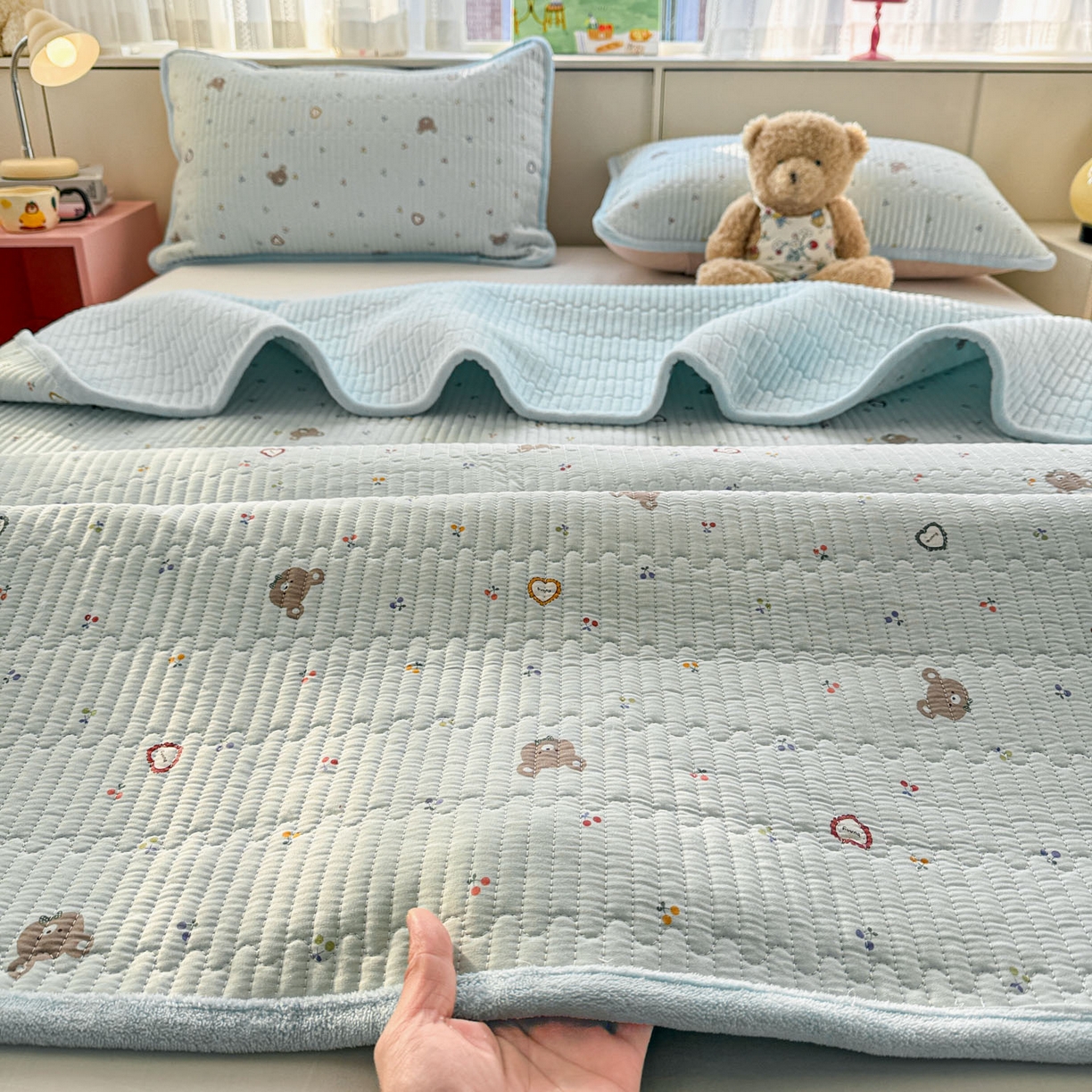 91家纺网 家纺一手货源 找家纺 恒尚居 2026新款纯棉牛奶绒双拼床垫双面两用床褥垫夹棉床盖床褥垫-冬款四季通用-系列二 布布熊【A纯棉-B牛奶绒】