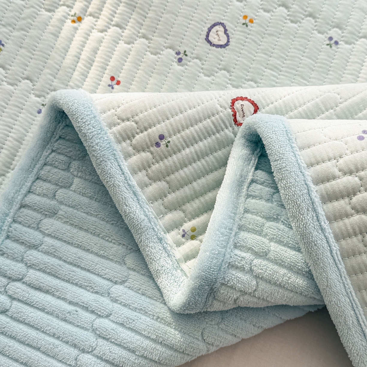 91家纺网 家纺一手货源 找家纺 恒尚居 2026新款纯棉牛奶绒双拼床垫双面两用床褥垫夹棉床盖床褥垫-冬款四季通用-系列二 布布熊【A纯棉-B牛奶绒】