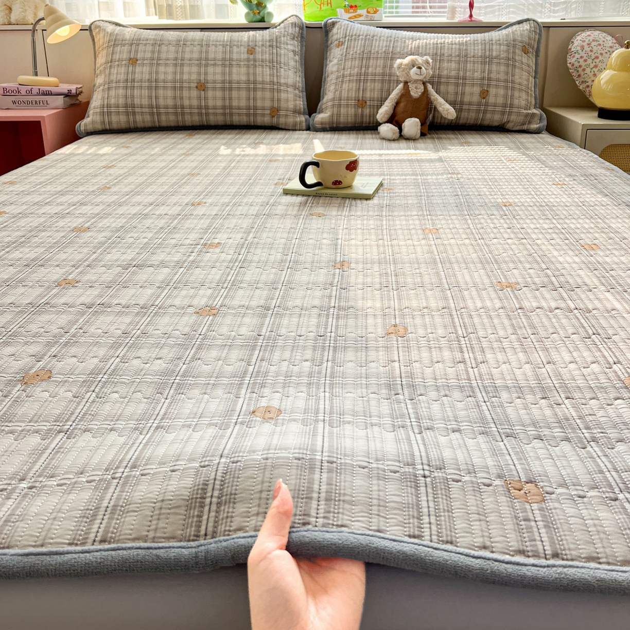 91家纺网 家纺一手货源 找家纺 恒尚居 2026新款纯棉牛奶绒双拼床垫双面两用床褥垫夹棉床盖床褥垫-冬款四季通用-系列二 米熊格【A纯棉-B牛奶绒】