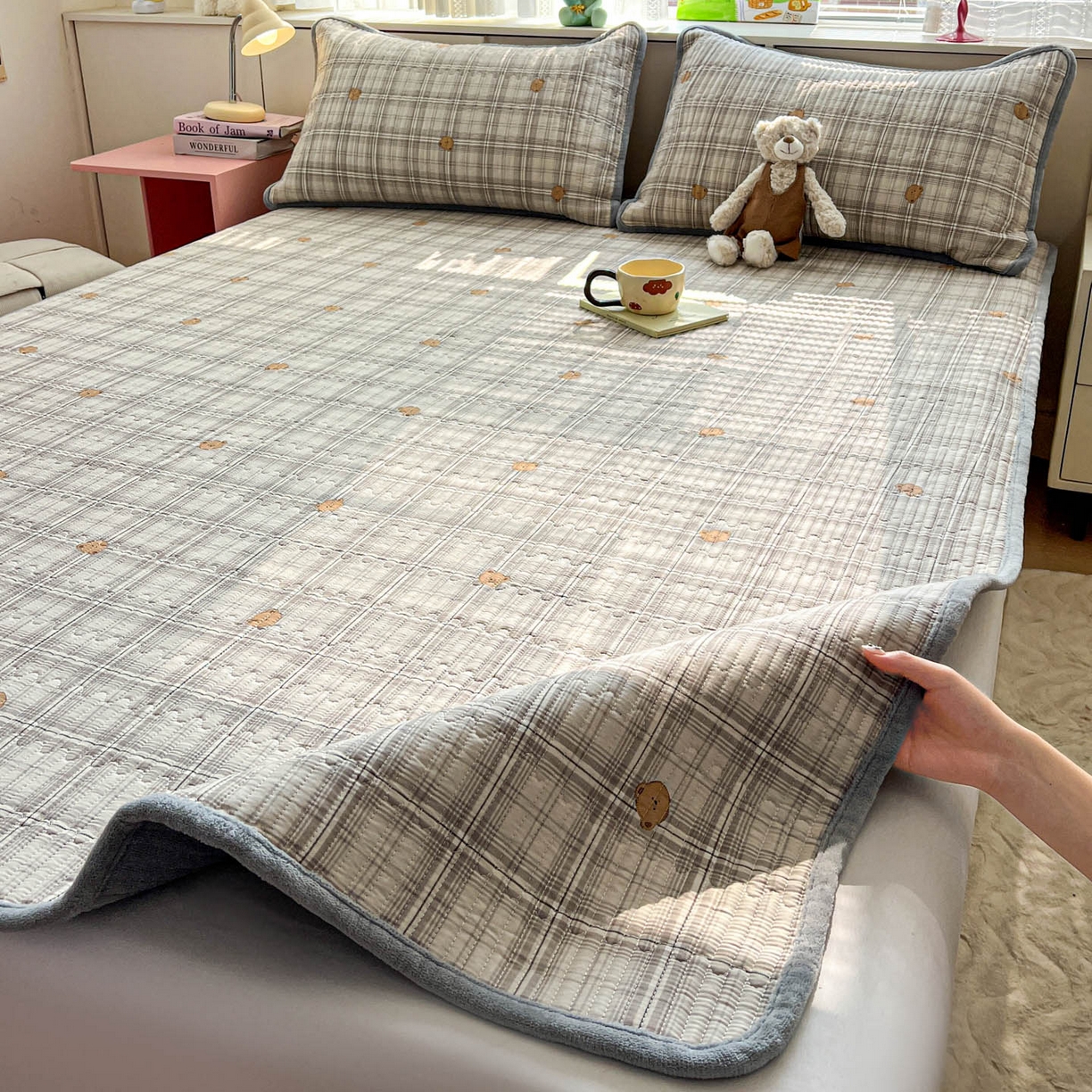 91家纺网 家纺一手货源 找家纺 恒尚居 2026新款纯棉牛奶绒双拼床垫双面两用床褥垫夹棉床盖床褥垫-冬款四季通用-系列二 米熊格【A纯棉-B牛奶绒】