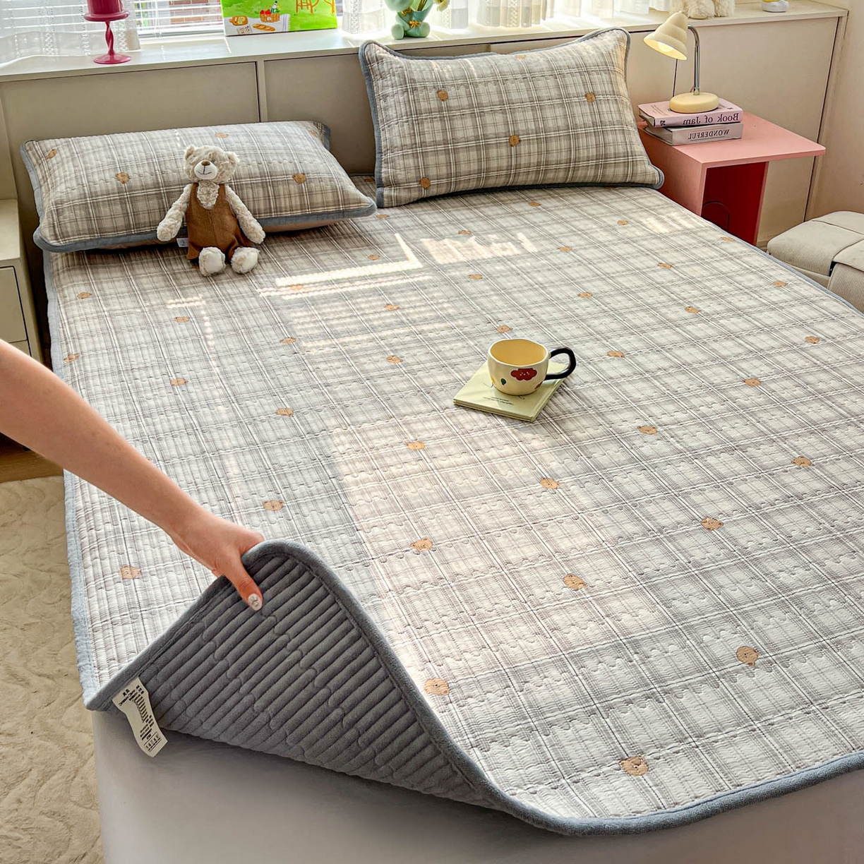 91家纺网 家纺一手货源 找家纺 恒尚居 2026新款纯棉牛奶绒双拼床垫双面两用床褥垫夹棉床盖床褥垫-冬款四季通用-系列二 米熊格【A纯棉-B牛奶绒】