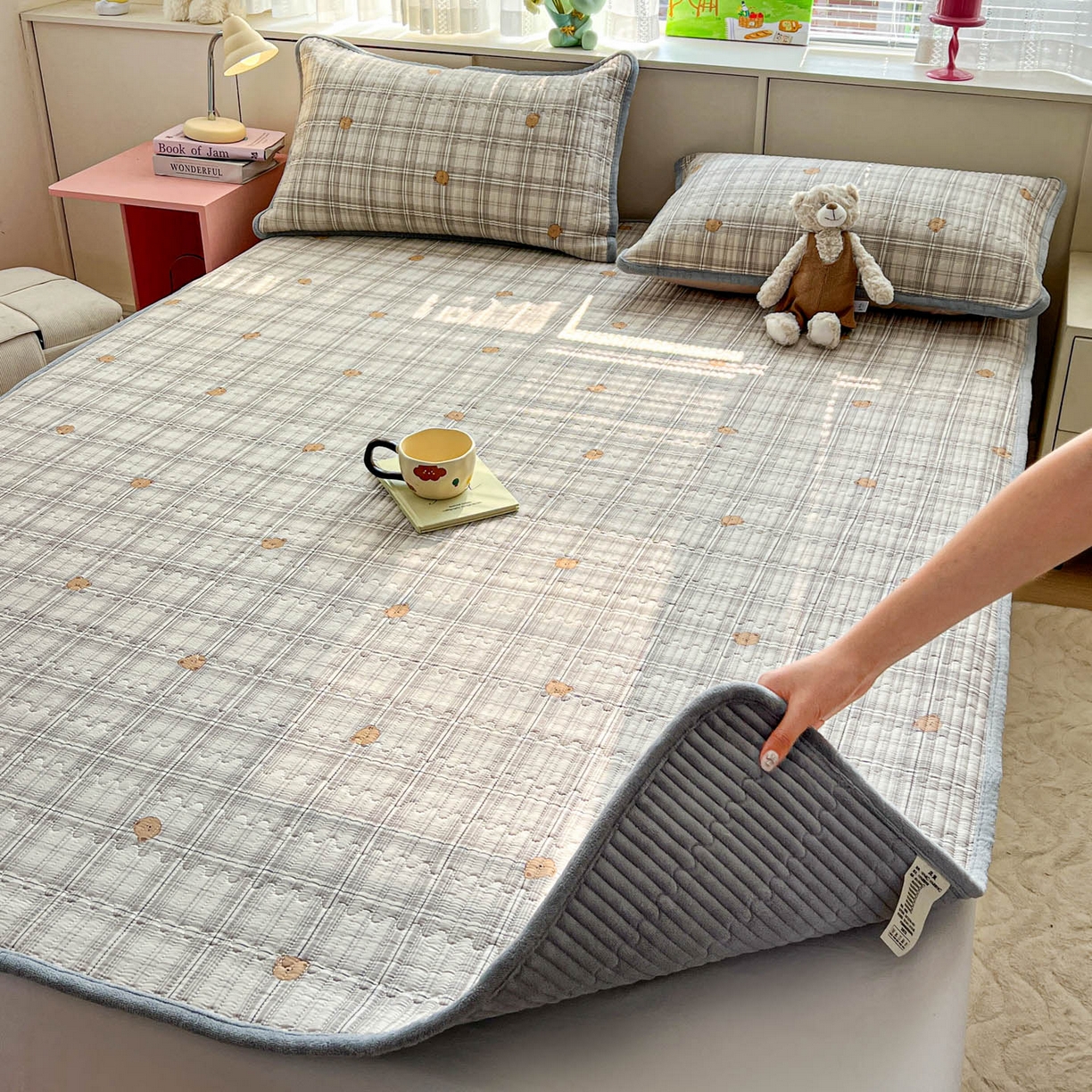 91家纺网 家纺一手货源 找家纺 恒尚居 2026新款纯棉牛奶绒双拼床垫双面两用床褥垫夹棉床盖床褥垫-冬款四季通用-系列二 米熊格【A纯棉-B牛奶绒】